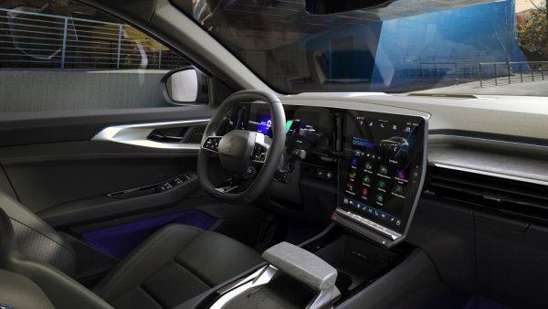 Rafale има 32 различни електронни системи за безопасност. Най-любопитна е обновената система за активно подпомагане на водача - от Renault внимават много да не използват думи като "автопилот" - която може да спира и да потегля сама в трафика, и то вече не само на магистрала, а и на всякакви пътища. 